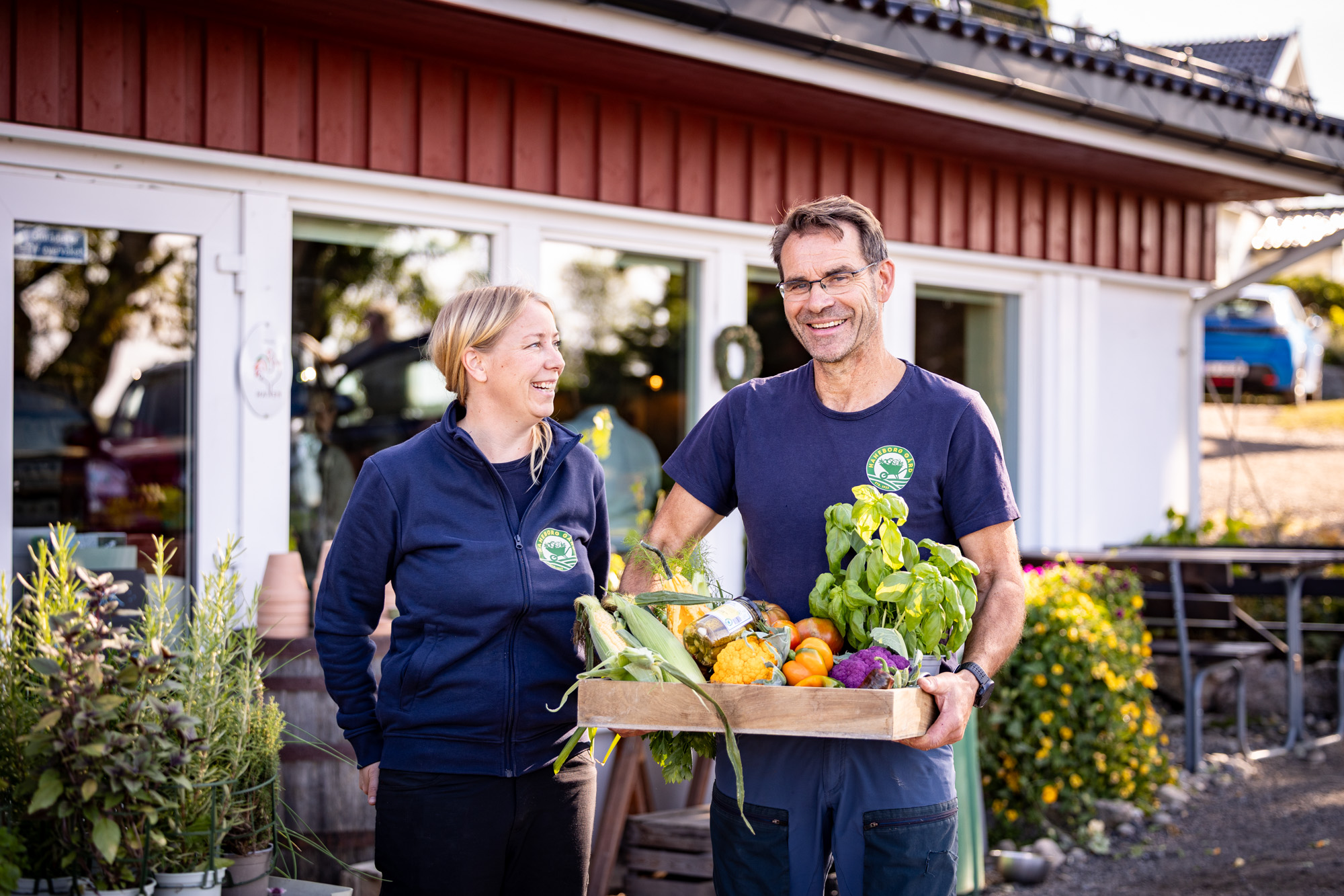 Ane Johnsen og Ole Martin Tomter med grønnsaker på Haneborg gård