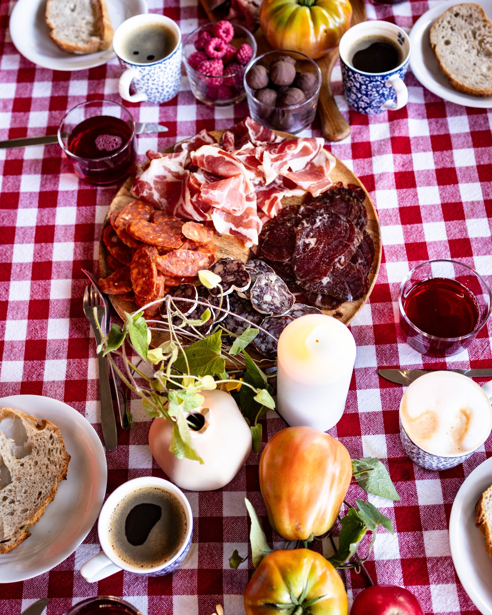 Lokalmat samlet på et langbord