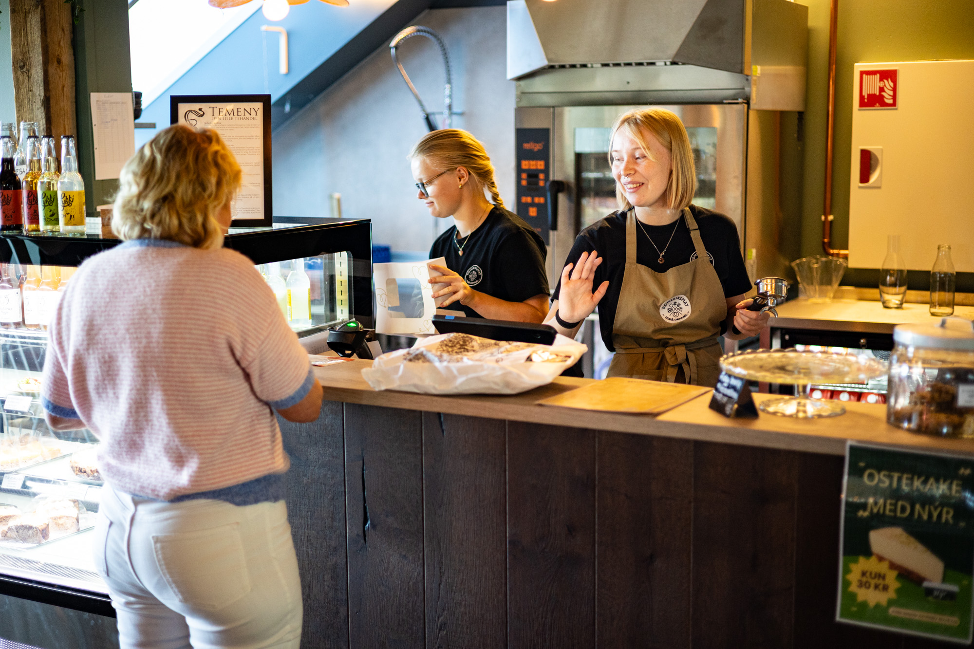Kunde møter produsenter hos Romeriksmat på Sundbytunet